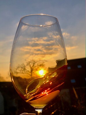 A wine glass with a sunset reflection. - Montivo Hotel Köln-Bonn Airport (Troisdorf)