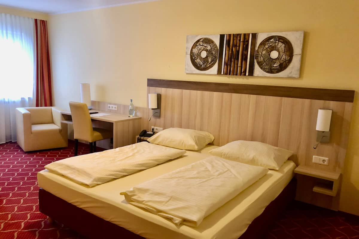 1 bedroom, hypo-allergenic bedding, desk, laptop workspace