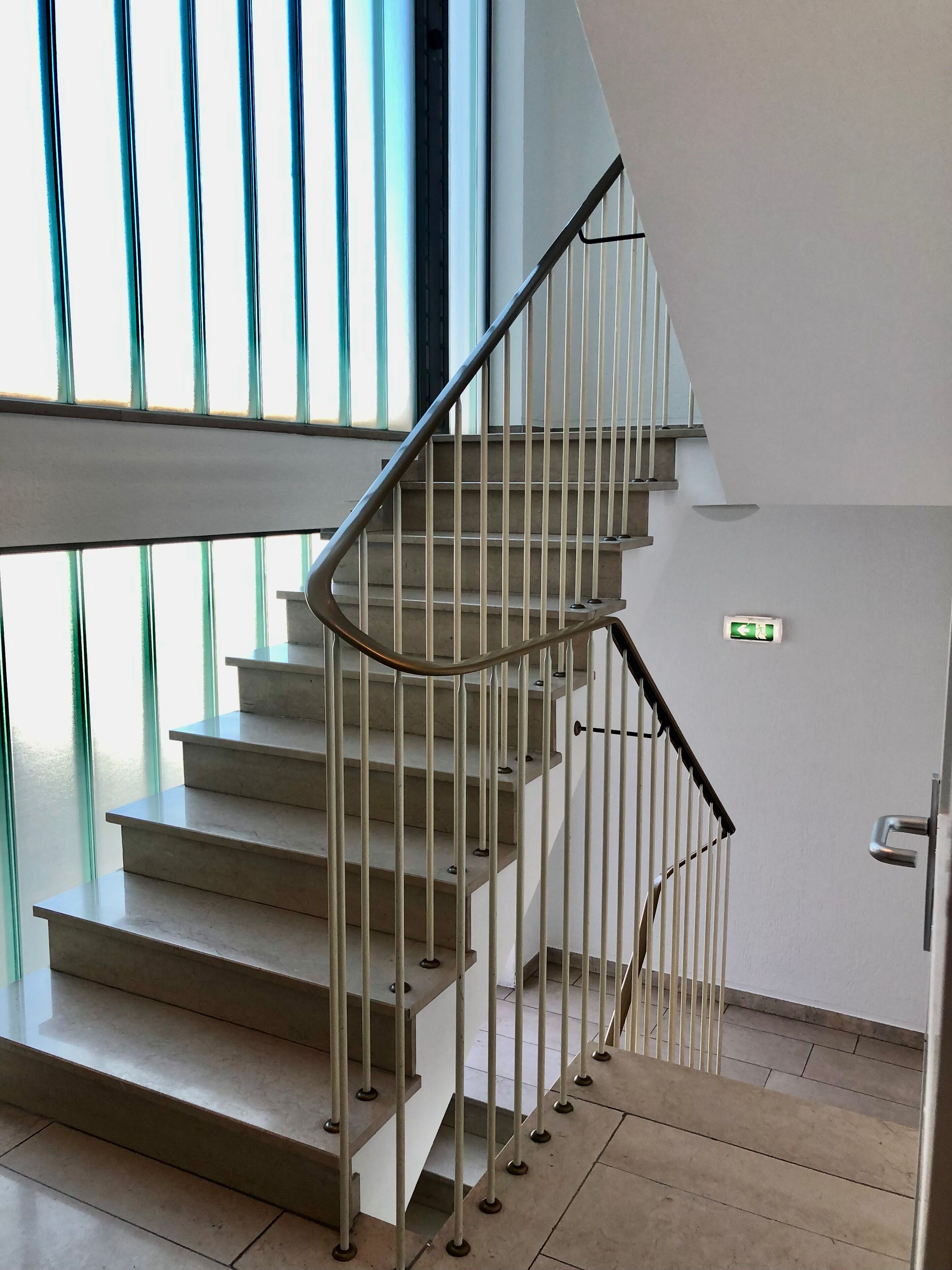 Escaleras con barandal