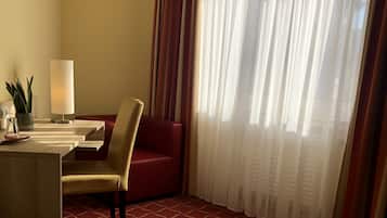 Allergikerbettwaren, Schreibtisch, laptopgeeigneter Arbeitsplatz