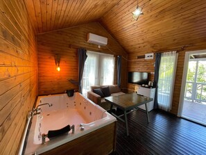 Design Tree House, 2 Bedrooms, Garden View | Hypo-allergenic bedding, minibar, individually decorated