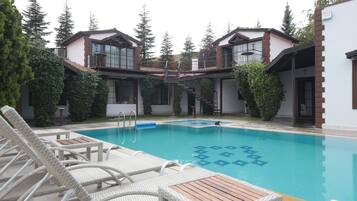 Villa Majestueuse, plusieurs chambres, non-fumeurs, vue piscine | Façade de l’hébergement