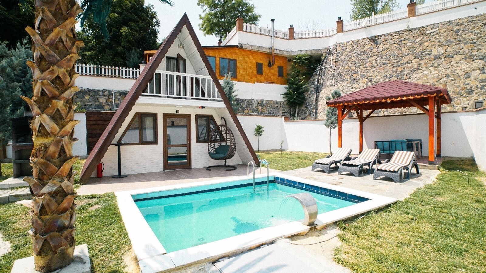 Hypo-allergenic bedding, minibar, individually decorated