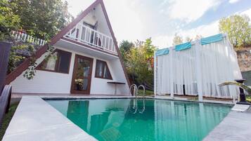 Chambre Familiale, 2 lits doubles, non-fumeurs, vue piscine | Literie hypoallergénique, minibar, décoration personnalisée