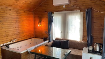 Design-Baumhaus, 2 Schlafzimmer, Gartenblick | Wohnbereich | 40-Zoll-LED-Fernseher mit Satellitenempfang, Fernseher