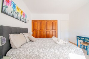 2 bedrooms, iron/ironing board, free WiFi, bed sheets
