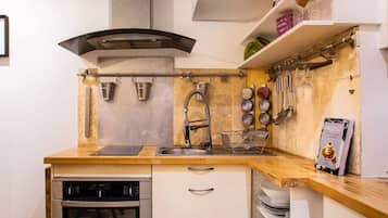 Fridge, microwave, oven, coffee/tea maker