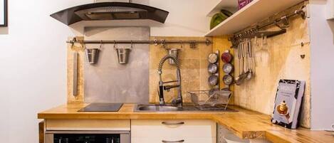 ثلاجة، ميكروويف، فرن، ماكينة لصنع القهوة/الشاي