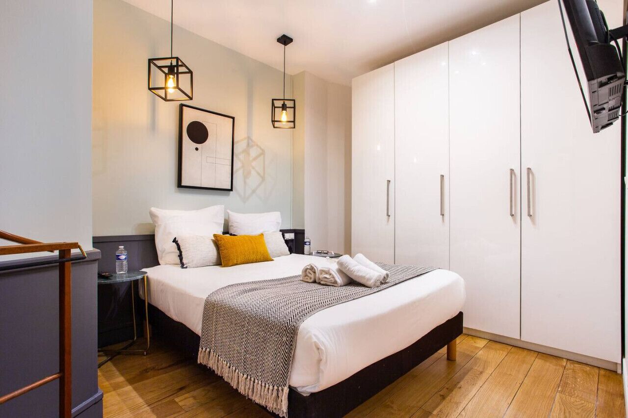 1 Schlafzimmer, Schreibtisch, Bügeleisen/Bügelbrett, Reisekinderbett