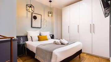 1 chambre, bureau, fer et planche Ă repasser, lit parapluie