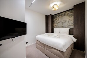 1 habitación, escritorio, tabla de planchar con plancha y cuna de viaje 