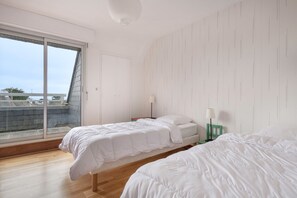 3 chambres, fer et planche à repasser