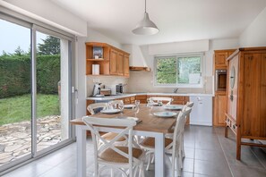 Kühlschrank, Mikrowelle, Ofen, Geschirrspüler