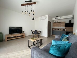 Télévision, livres, chaîne hi-fi