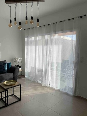 Télévision, livres, chaîne hi-fi