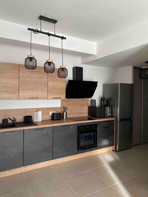 Réfrigérateur, micro-ondes, four, plaque de cuisson