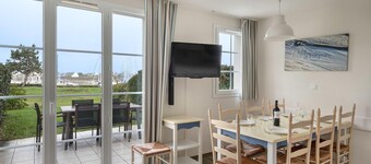 Facing the marina, beautiful house for 6, Pool