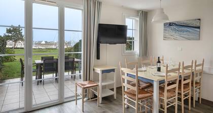 Facing the marina, beautiful house for 6, Pool