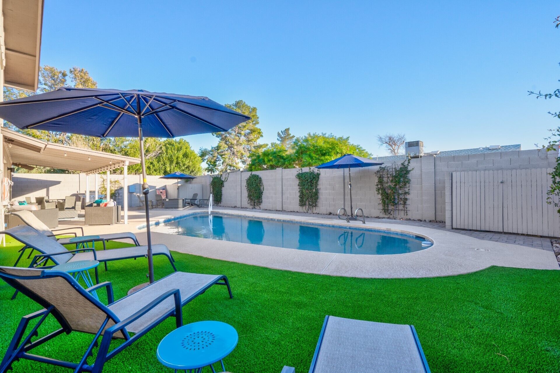 Desert Oasis 6 bed/5 bath w/ gorgeous Backyard!