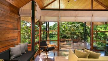 Superior kamer | Luxe beddengoed, een minibar, een kluis op de kamer