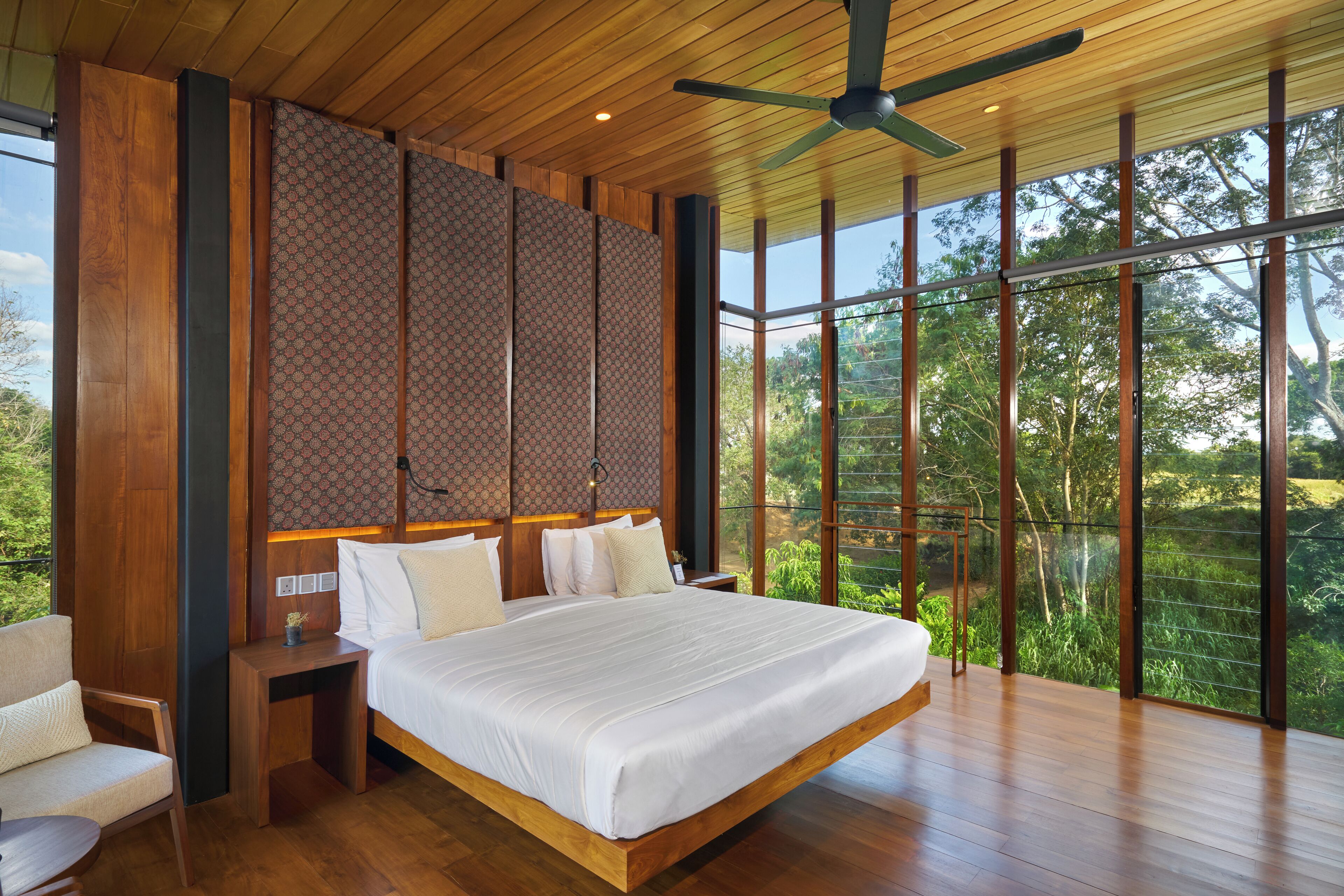 Deluxe kamer | Luxe beddengoed, een minibar, een kluis op de kamer