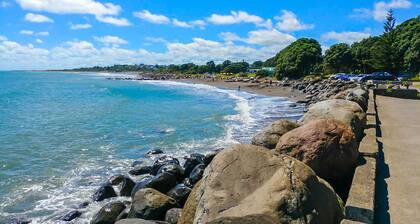 Charming Studio Near New Plymouth Beaches