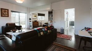 Unclassified image, 5 of 16, button - Charming Studio Near New Plymouth Beaches (Fitzroy)