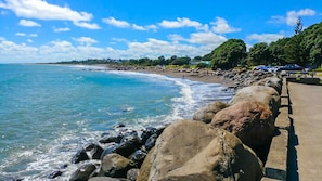 Beach - Charming Studio Near New Plymouth Beaches (New Plymouth)