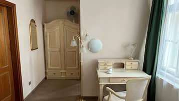 Basic Twin Room | 1 bedroom, desk, laptop workspace, blackout drapes