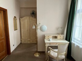 Quarto duplo básico | Escrivaninha, espaço de trabalho para notebook, cortinas blackout