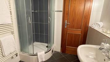 Familienzimmer | Badezimmer | Haartrockner, Bidet, Handtücher, Seife