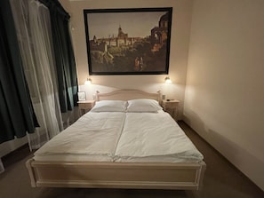 1 quarto, escrivaninha, espaço de trabalho para notebook