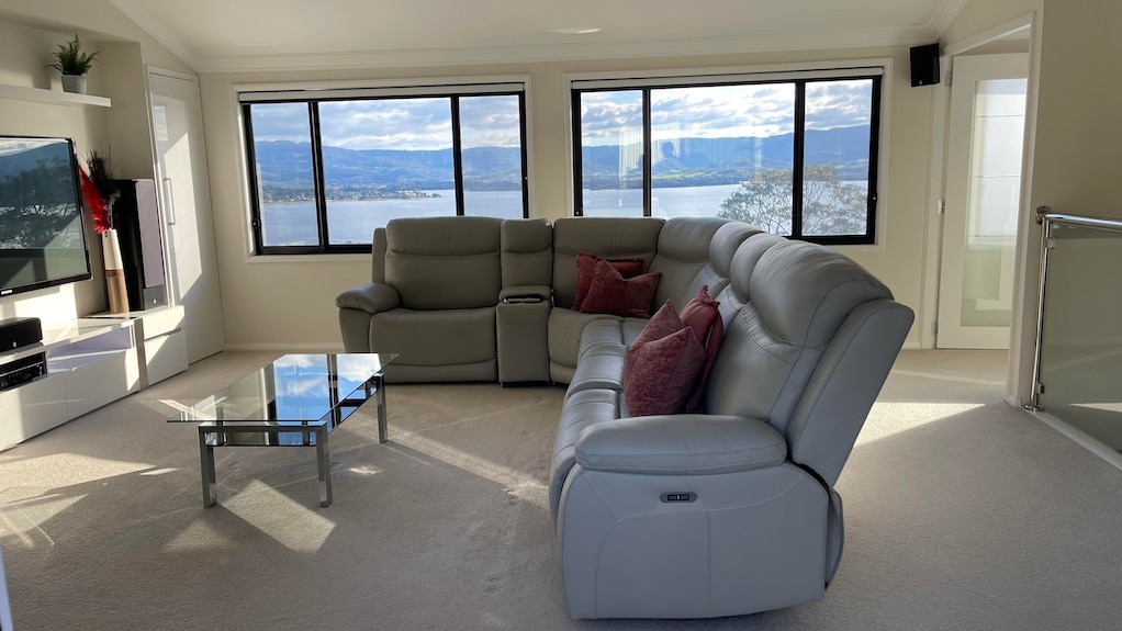 Luxury 5-bedroom Family Retreat | Heated Resort Pool, Waterslide & Lake Views - Kiama