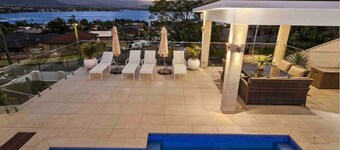 HEATED Pool, Lake & Beach, Luxury 5 B/R House