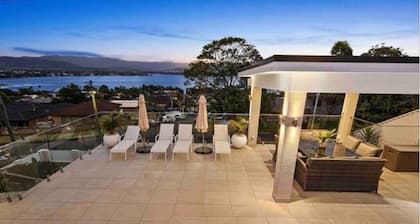 Luxury 5 B/R House with Pool, Lake & Beach