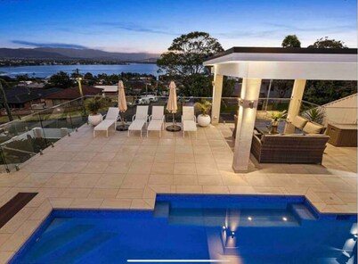 Luxury 5 B/R House with Pool, Lake & Beach