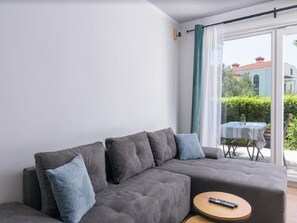 Huoneisto (One Bedroom Apartment with Balcony) | Olohuone | Televisio