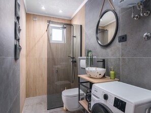 Appartement (One Bedroom Apartment with Balcony) | Salle de bain | Douche, serviettes fournies