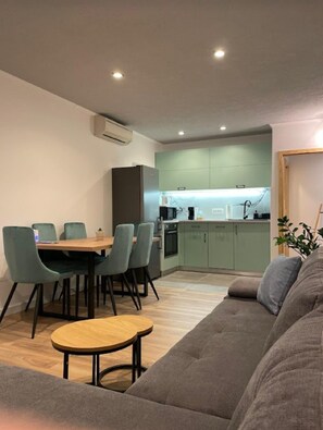 Apartemen (One Bedroom Apartment with Balcony) | Ruang keluarga | TV