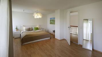 4 Schlafzimmer, BĂŒgeleisen/BĂŒgelbrett, Reisekinderbett, kostenloses WLAN