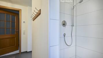 Badewanne, Haartrockner, Handtücher