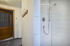 Badewanne, Haartrockner, Handtücher