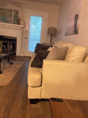 Una Smart TV, una chimenea, una pantalla de ordenador, una impresora