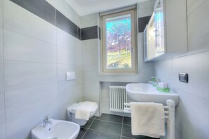 Apartamento familiar, varias habitaciones, junto a la montaña (La Perla Di Pianello) | Baño | Ducha, secador de pelo, bidé y toallas