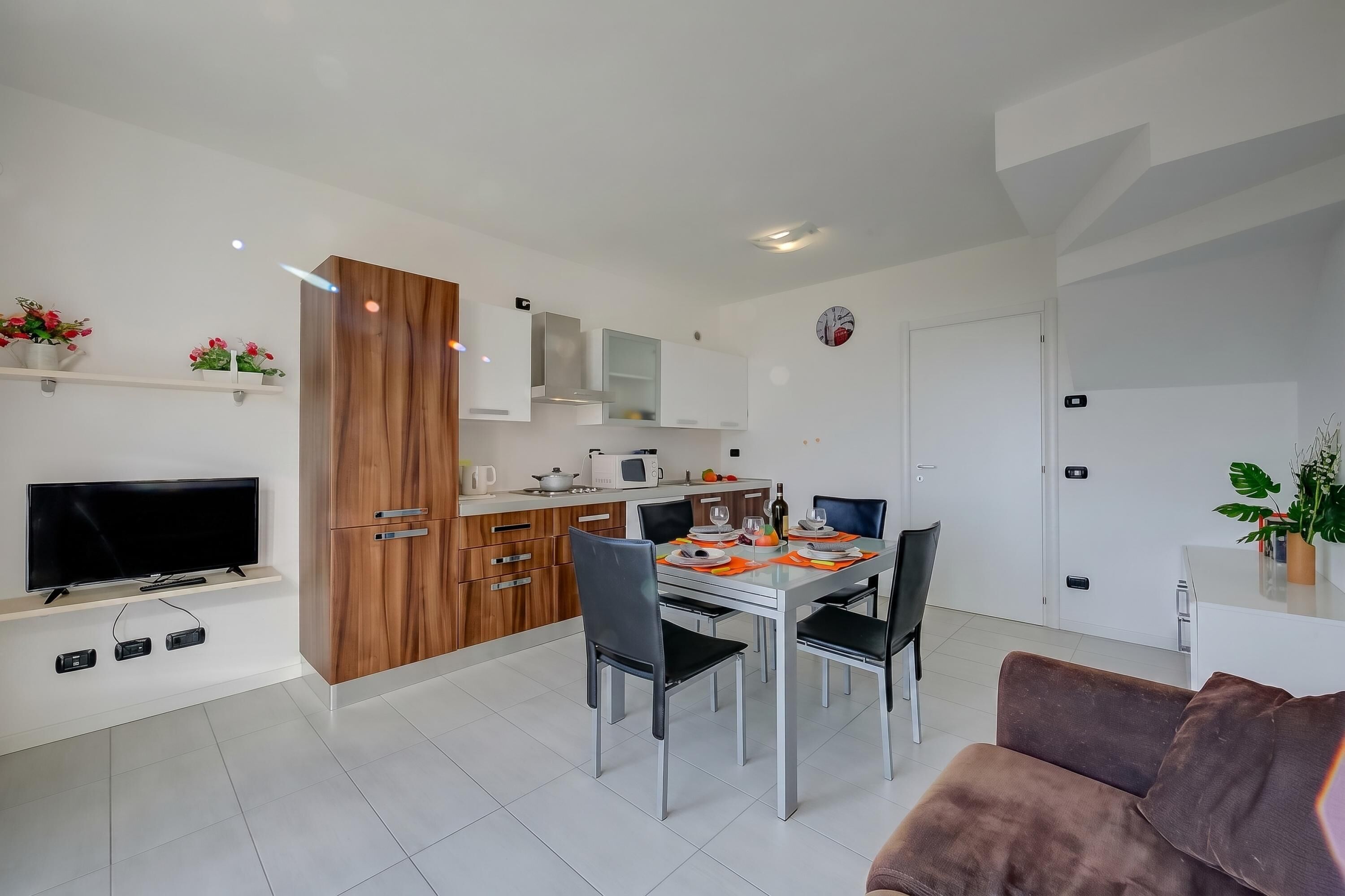 Apartamento família, vários quartos, ao lado da montanha (La Perla Di Pianello) | Cozinha privada | Geladeira, micro-ondas, cooktop, lava-louças
