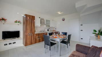 Apartamento família, vários quartos, ao lado da montanha (La Perla Di Pianello) | Cozinha privada | Geladeira, micro-ondas, cooktop, lava-louças