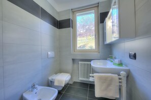 Family Apartment, Multiple Bedrooms, Mountainside (La Perla Di Pianello) | Bathroom | Shower, hair dryer, bidet, towels - La Perla Di Pianello (Pianello del Lario)