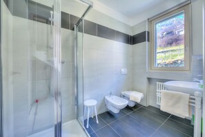 Apartamento familiar, varias habitaciones, junto a la montaña (La Perla Di Pianello) | Baño | Ducha, secador de pelo, bidé y toallas
