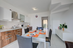 Family Apartment, Multiple Bedrooms, Mountainside (La Perla Di Pianello) | Private kitchen