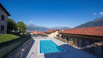 Apartamento família, vários quartos, ao lado da montanha (La Perla Di Pianello) | Piscina | Piscina externa sazonal
